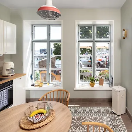 Kapitaenshaus In Wasserlage! Traumapartments Warnemuende Apartman *